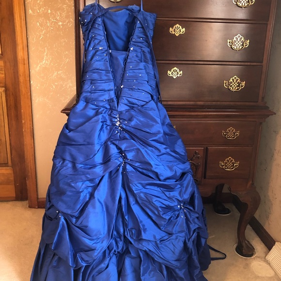 Beautiful blue gown - Picture 15 of 15